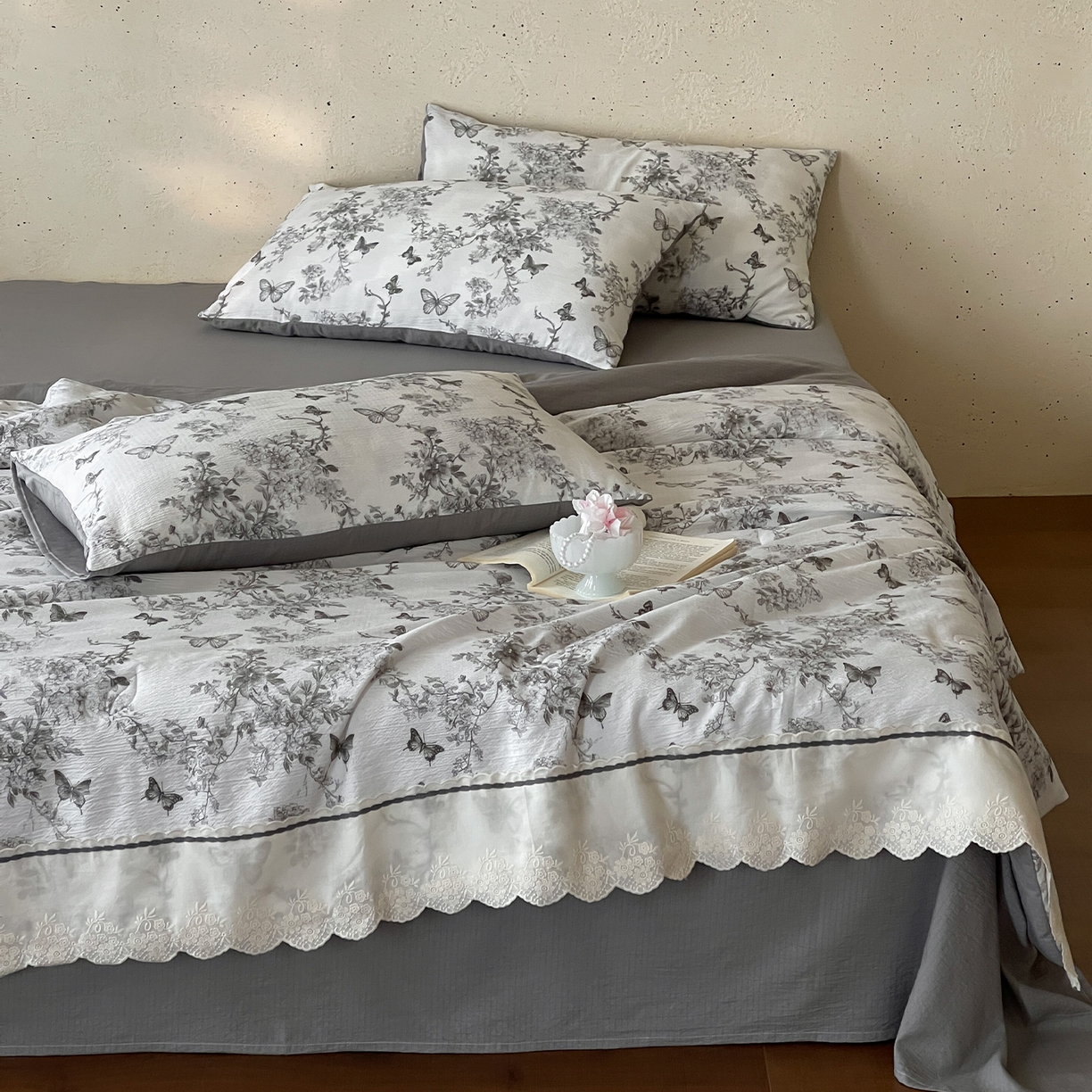 91家纺网 家纺一手货源 找家纺 一加一 2026新款花边素麻复古风大豆夏被夏凉被空调被四件套-素麻生活 花间蝶语