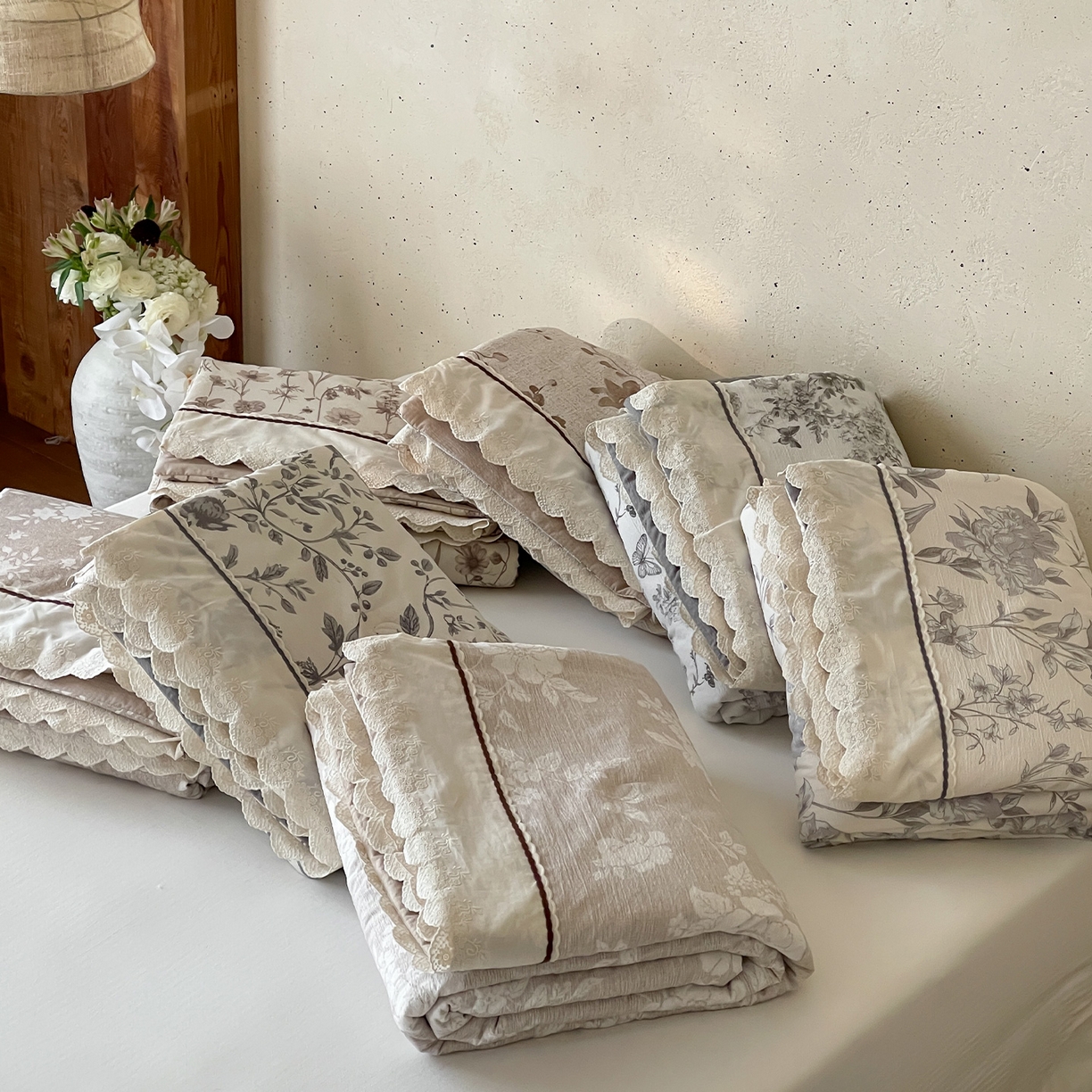 91家纺网 家纺一手货源 找家纺 一加一 2026新款花边素麻复古风大豆夏被夏凉被空调被四件套-素麻生活 组合图仅供展示不可下单