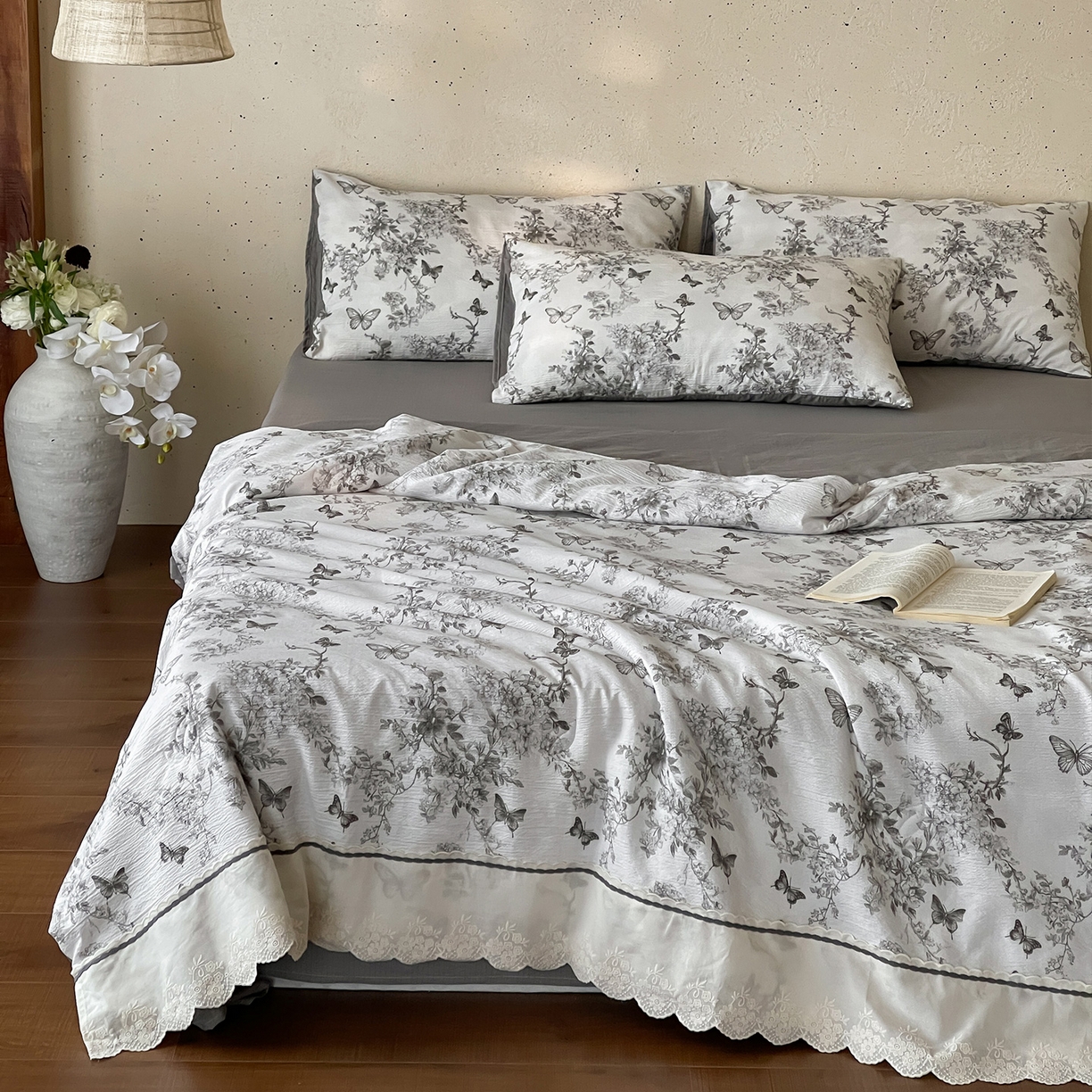 91家纺网 家纺一手货源 找家纺 一加一 2026新款花边素麻复古风大豆夏被夏凉被空调被四件套-素麻生活 花间蝶语