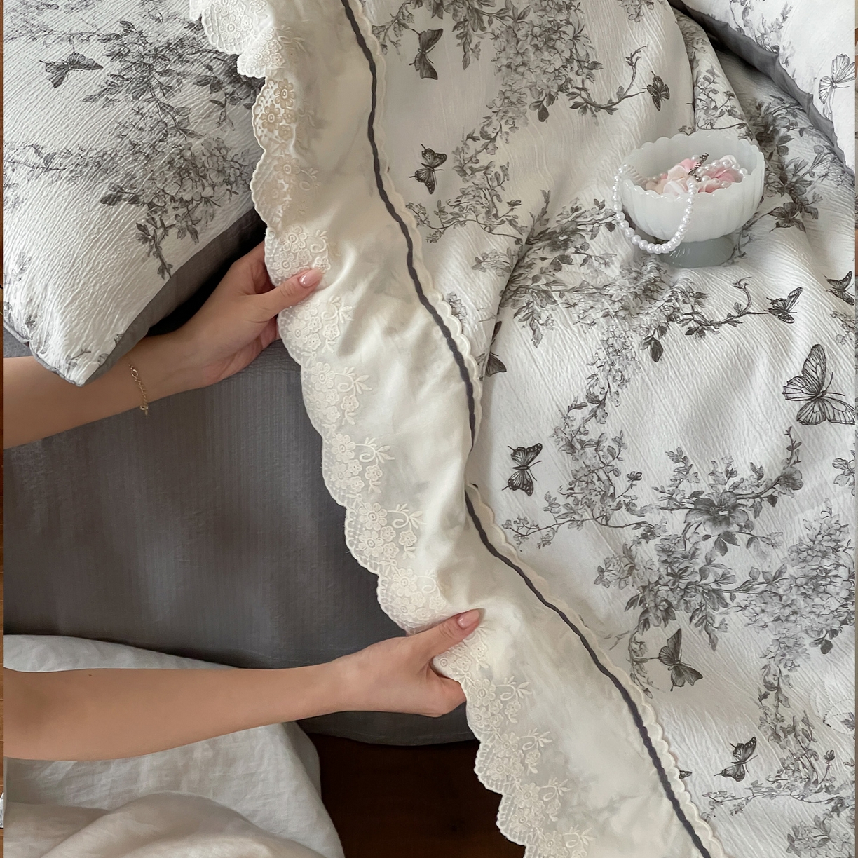 91家纺网 家纺一手货源 找家纺 一加一 2026新款花边素麻复古风大豆夏被夏凉被空调被四件套-素麻生活 花间蝶语