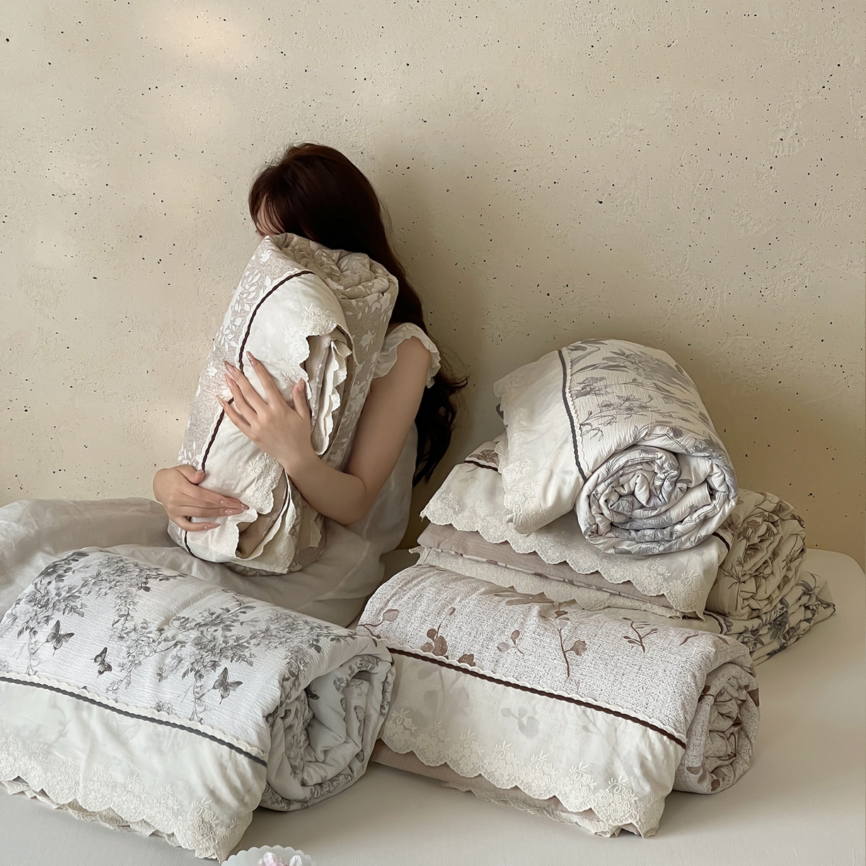 91家纺网 家纺一手货源 找家纺 一加一 2026新款花边素麻复古风大豆夏被夏凉被空调被四件套-素麻生活 组合图仅供展示不可下单