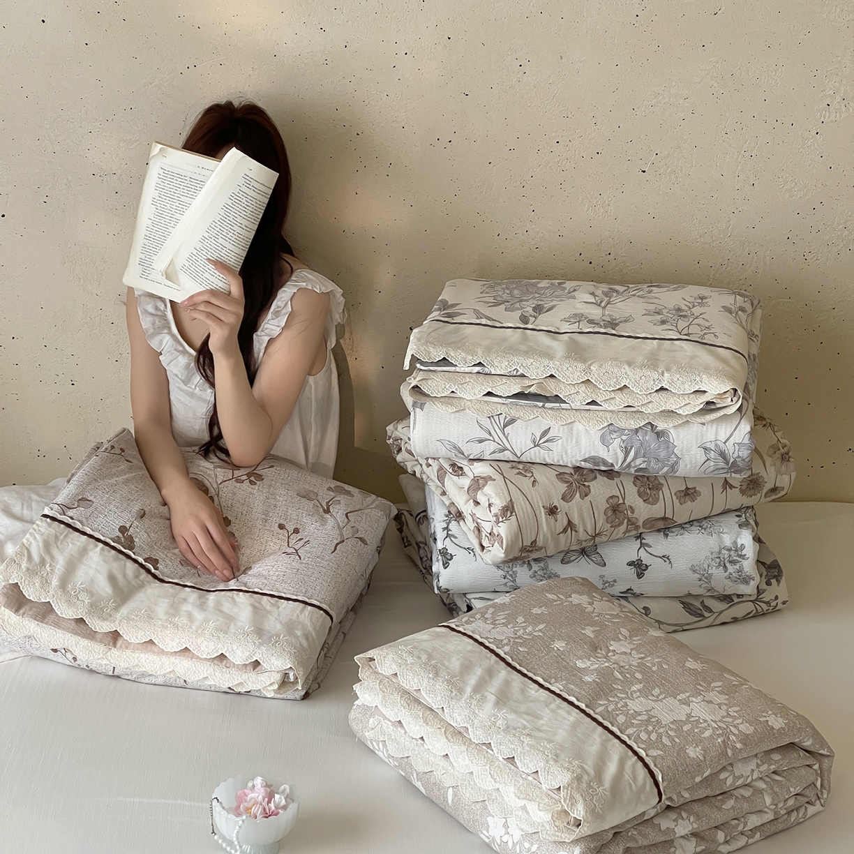 91家纺网 家纺一手货源 找家纺 一加一 2026新款花边素麻复古风大豆夏被夏凉被空调被四件套-素麻生活 组合图仅供展示不可下单