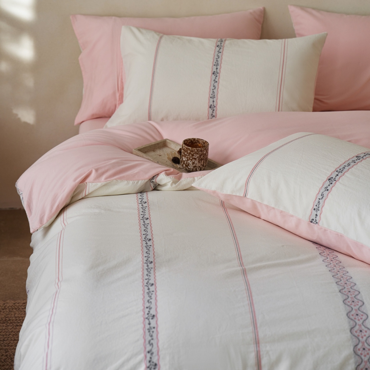 91家纺网 家纺一手货源 找家纺 安莱生活 2026春夏新款水洗棉色织全棉纯棉剪花繁花系列四件套 剪花：繁花-灰粉（券后最低控价319）