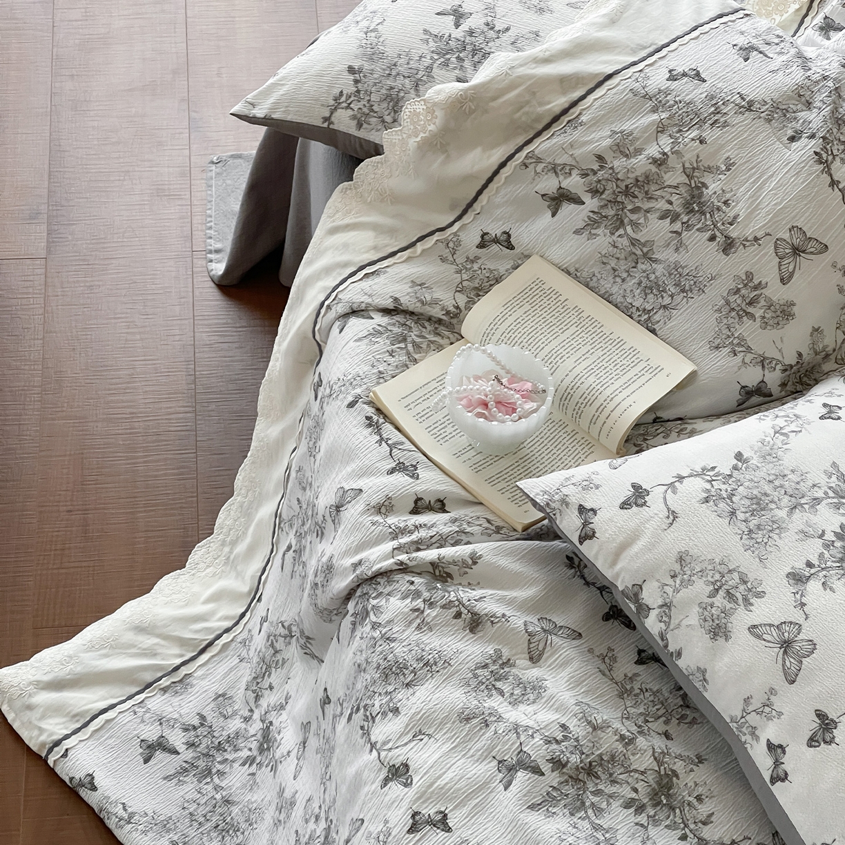 91家纺网 家纺一手货源 找家纺 一加一 2026新款花边素麻复古风大豆夏被夏凉被空调被四件套-素麻生活 花间蝶语