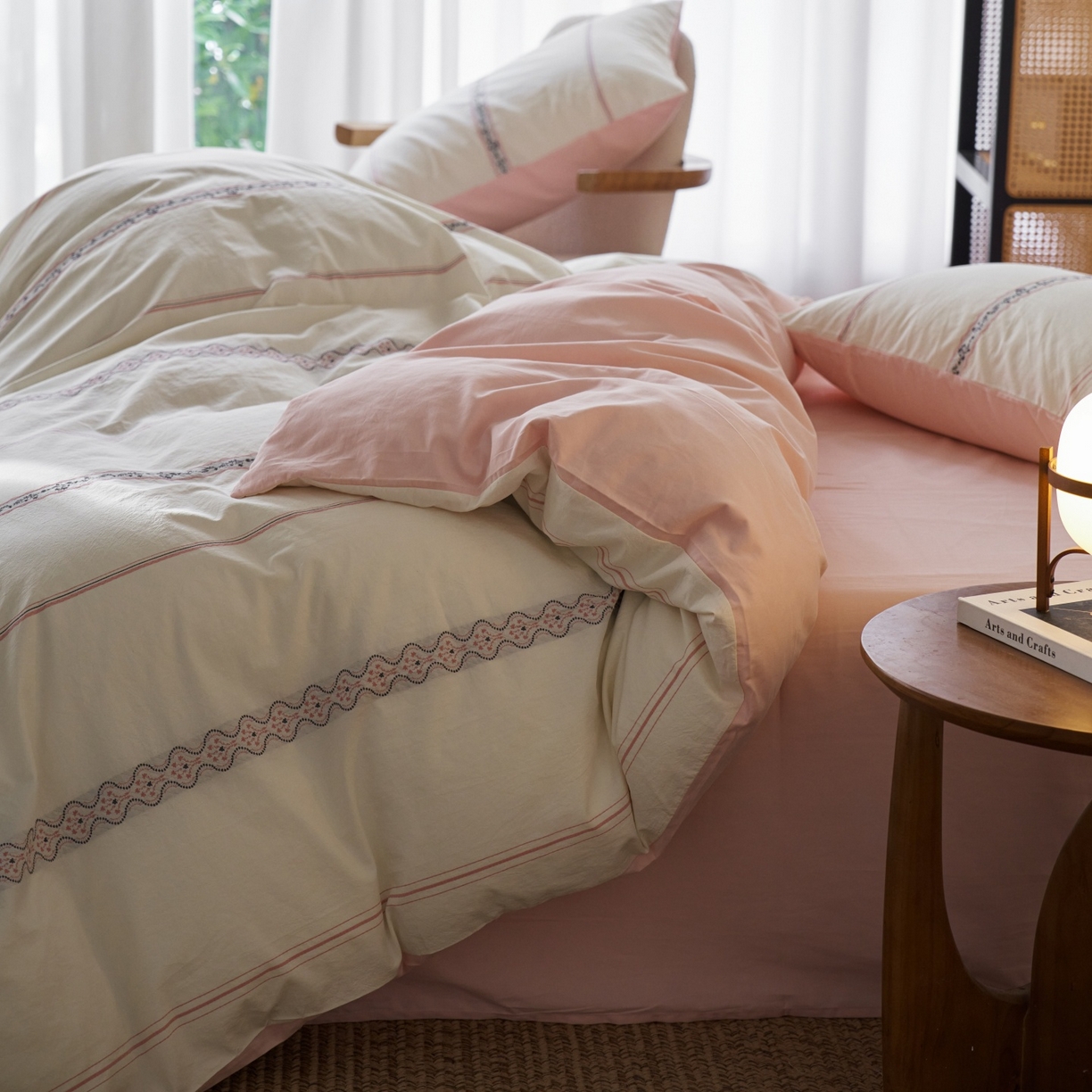 91家纺网 家纺一手货源 找家纺 安莱生活 2026春夏新款水洗棉色织全棉纯棉剪花繁花系列四件套 剪花：繁花-灰粉（券后最低控价319）