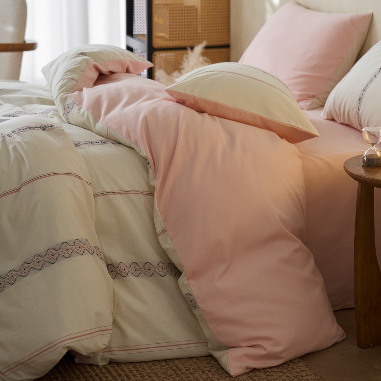 91家纺网 家纺一手货源 找家纺 安莱生活 2026春夏新款水洗棉色织全棉纯棉剪花繁花系列四件套 剪花：繁花-灰粉（券后最低控价319）