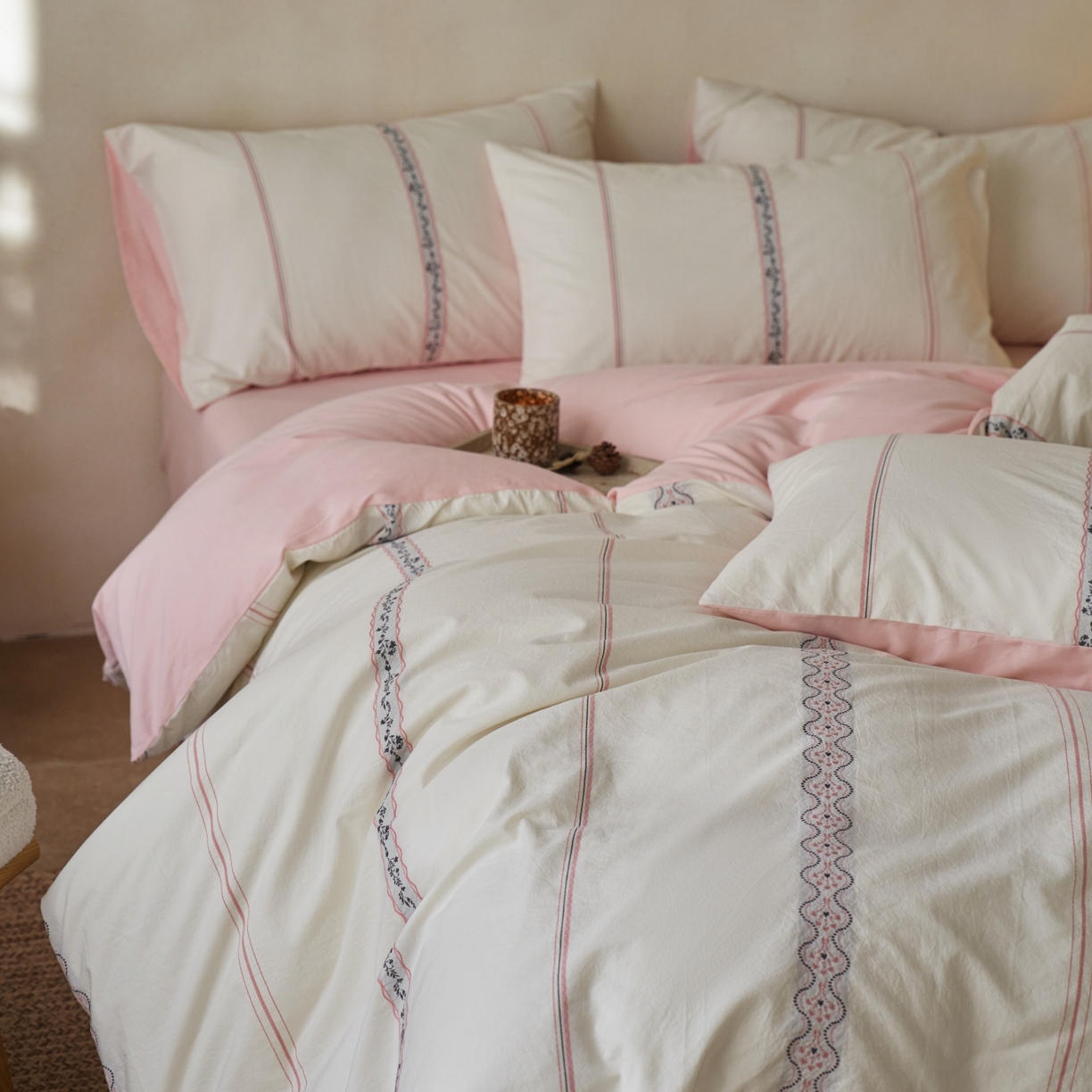 91家纺网 家纺一手货源 找家纺 安莱生活 2026春夏新款水洗棉色织全棉纯棉剪花繁花系列四件套 剪花：繁花-灰粉（券后最低控价319）