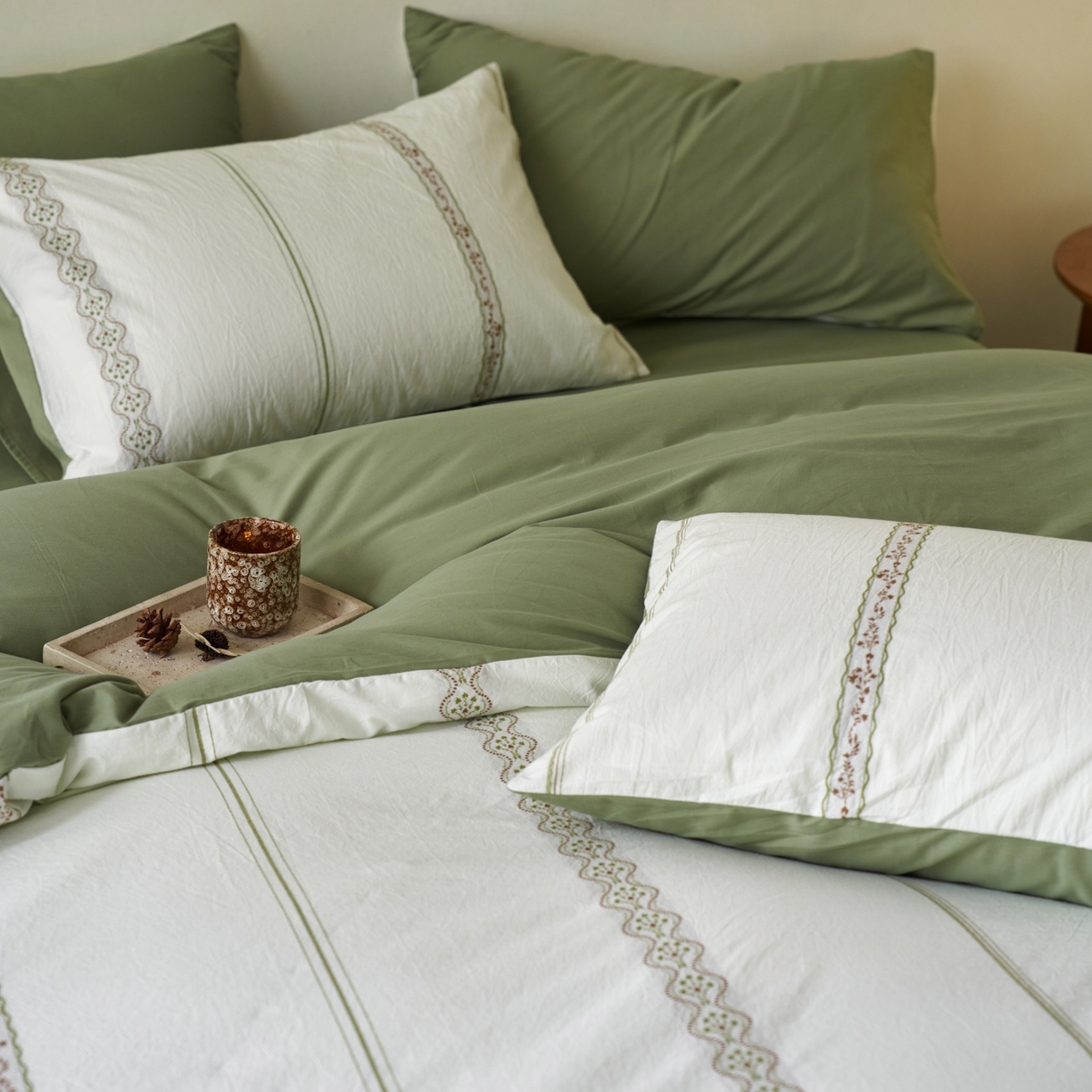 91家纺网 家纺一手货源 找家纺 安莱生活 2026春夏新款水洗棉色织全棉纯棉剪花繁花系列四件套 剪花：繁花-绿咖（券后最低控价319）