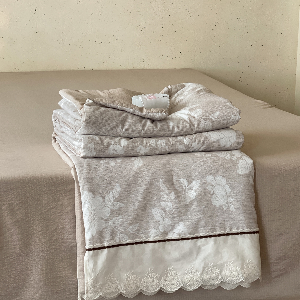 91家纺网 家纺一手货源 找家纺 （总）一加一 2026新款花边素麻复古风大豆夏被夏凉被空调被四件套-素麻生活
