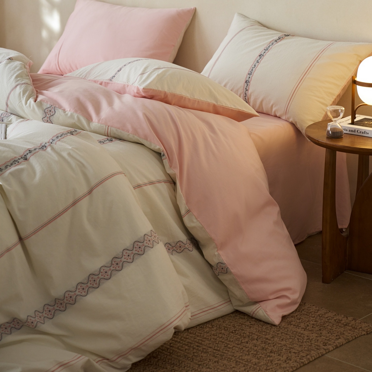 91家纺网 家纺一手货源 找家纺 安莱生活 2026春夏新款水洗棉色织全棉纯棉剪花繁花系列四件套 剪花：繁花-灰粉（券后最低控价319）