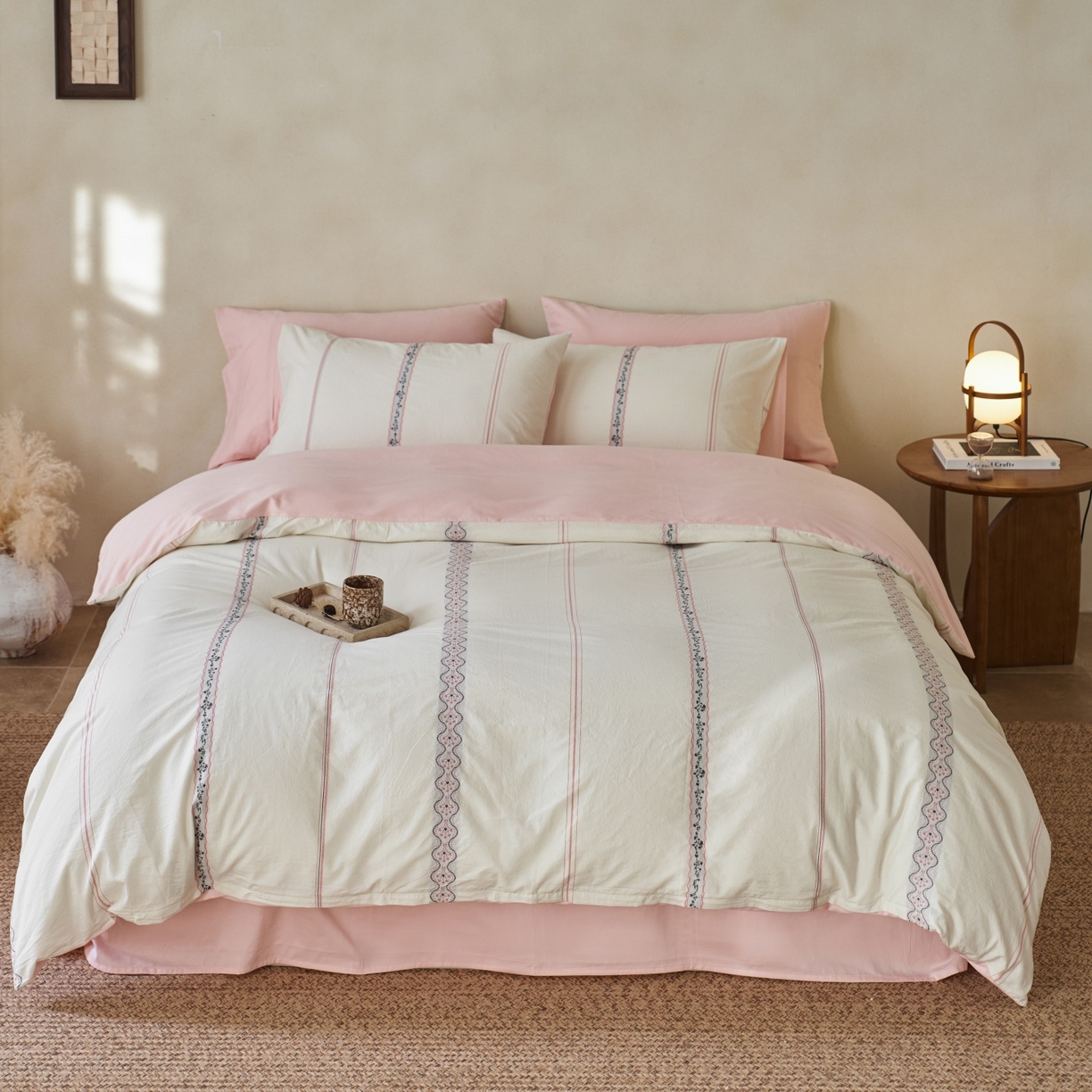 91家纺网 家纺一手货源 找家纺 安莱生活 2026春夏新款水洗棉色织全棉纯棉剪花繁花系列四件套 剪花：繁花-灰粉（券后最低控价319）