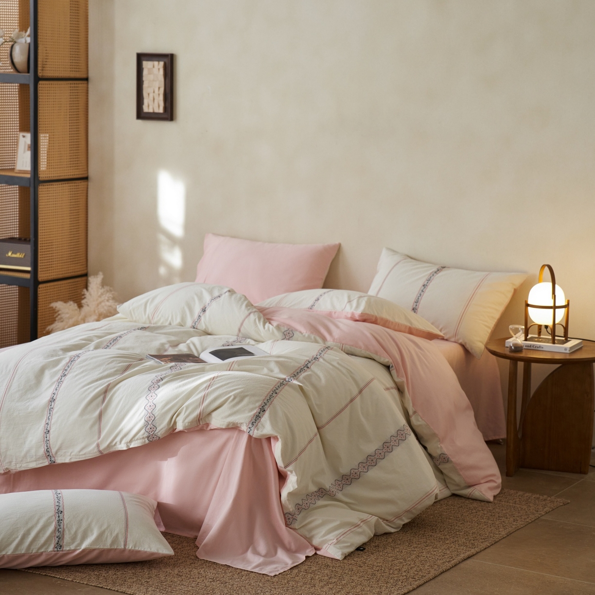 91家纺网 家纺一手货源 找家纺 安莱生活 2026春夏新款水洗棉色织全棉纯棉剪花繁花系列四件套 剪花：繁花-灰粉（券后最低控价319）