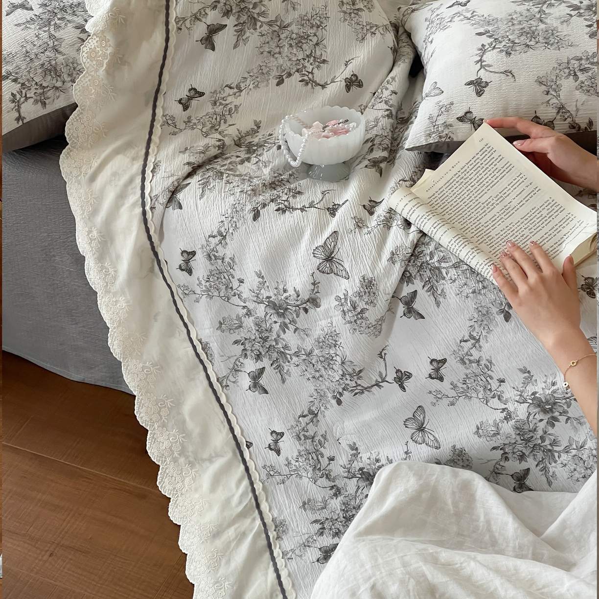 91家纺网 家纺一手货源 找家纺 一加一 2026新款花边素麻复古风大豆夏被夏凉被空调被四件套-素麻生活 花间蝶语