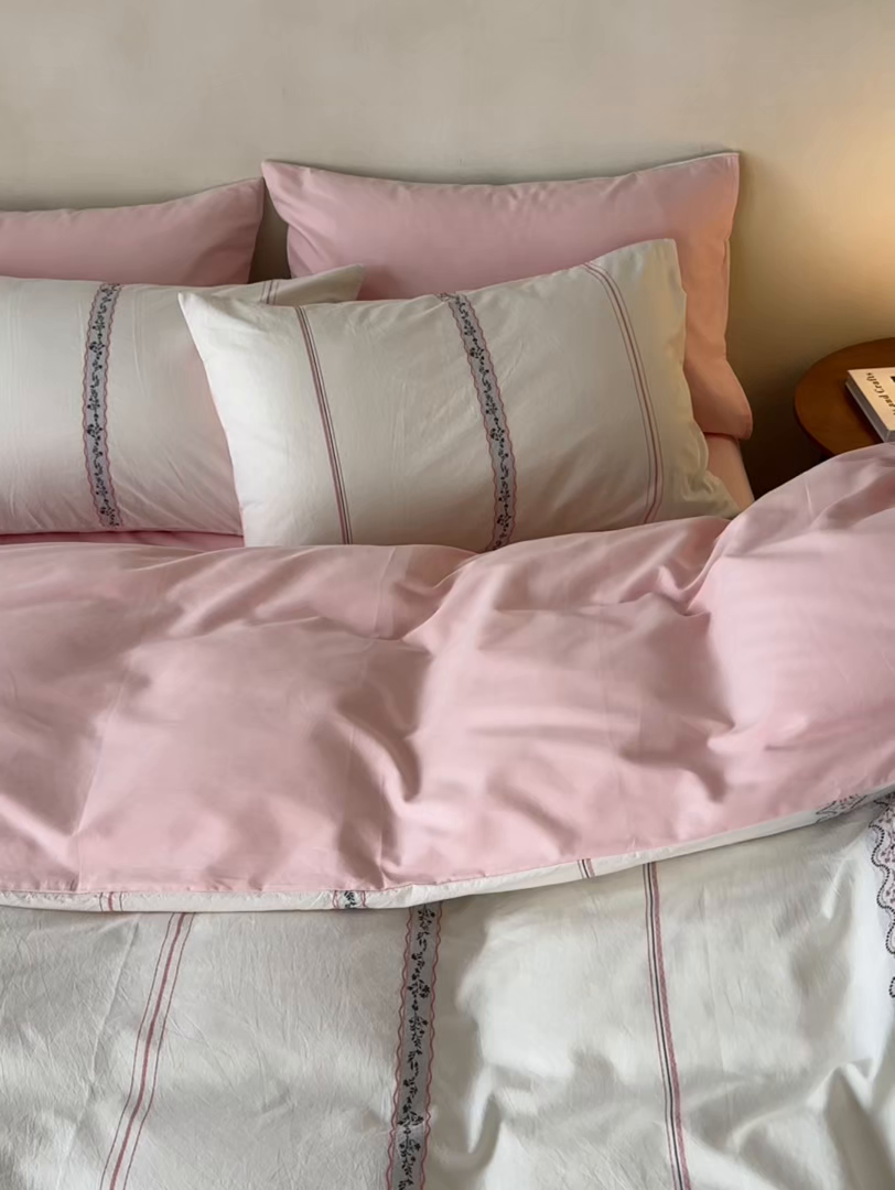 91家纺网 家纺一手货源 找家纺 安莱生活 2026春夏新款水洗棉色织全棉纯棉剪花繁花系列四件套 剪花：繁花-灰粉（券后最低控价319）