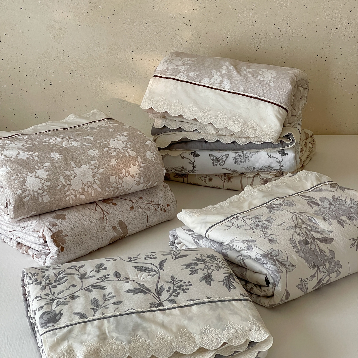 91家纺网 家纺一手货源 找家纺 一加一 2026新款花边素麻复古风大豆夏被夏凉被空调被四件套-素麻生活 组合图仅供展示不可下单