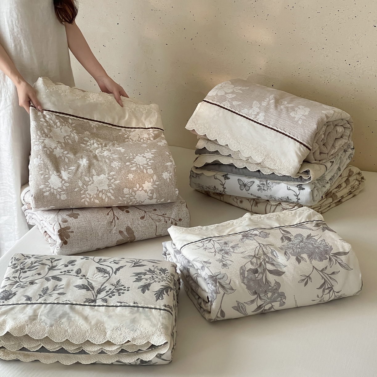 91家纺网 家纺一手货源 找家纺 一加一 2026新款花边素麻复古风大豆夏被夏凉被空调被四件套-素麻生活 组合图仅供展示不可下单