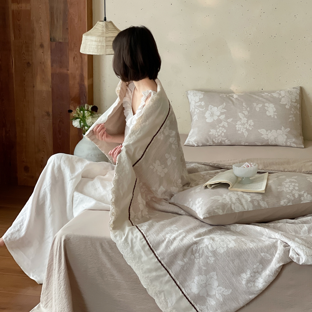 91家纺网 家纺一手货源 找家纺 一加一 2026新款花边素麻复古风大豆夏被夏凉被空调被四件套-素麻生活 月下白樱
