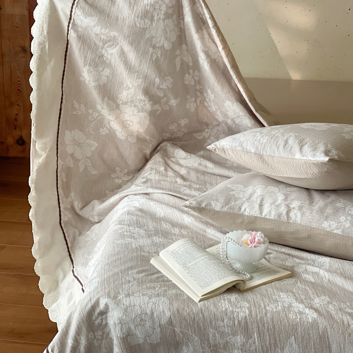 91家纺网 家纺一手货源 找家纺 一加一 2026新款花边素麻复古风大豆夏被夏凉被空调被四件套-素麻生活 月下白樱