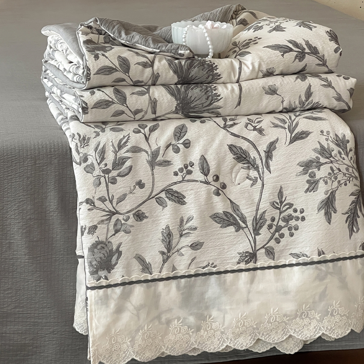 一加一 2026新款花边素麻复古风大豆夏被夏凉被空调被四件套-素麻生活 灰枝集