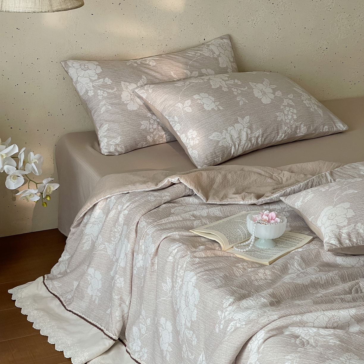 91家纺网 家纺一手货源 找家纺 一加一 2026新款花边素麻复古风大豆夏被夏凉被空调被四件套-素麻生活 月下白樱