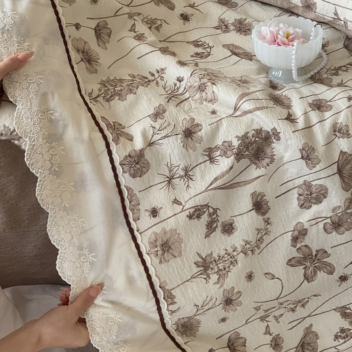 91家纺网 家纺一手货源 找家纺 一加一 2026新款花边素麻复古风大豆夏被夏凉被空调被四件套-素麻生活 林间雾语
