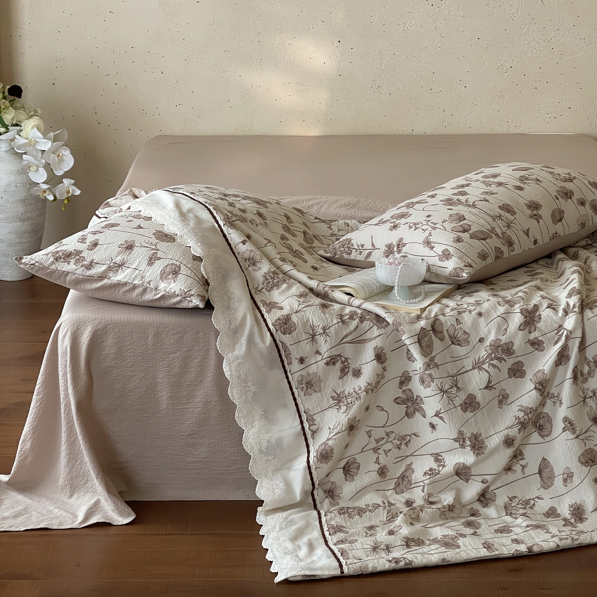 91家纺网 家纺一手货源 找家纺 一加一 2026新款花边素麻复古风大豆夏被夏凉被空调被四件套-素麻生活 林间雾语