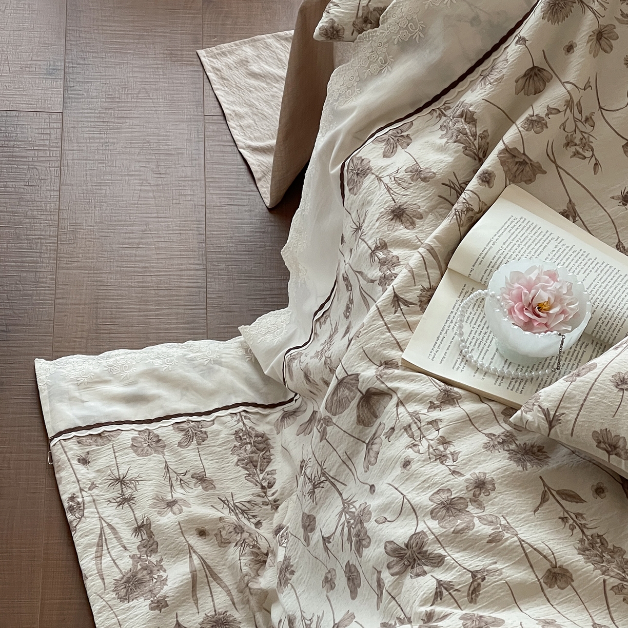 91家纺网 家纺一手货源 找家纺 一加一 2026新款花边素麻复古风大豆夏被夏凉被空调被四件套-素麻生活 林间雾语