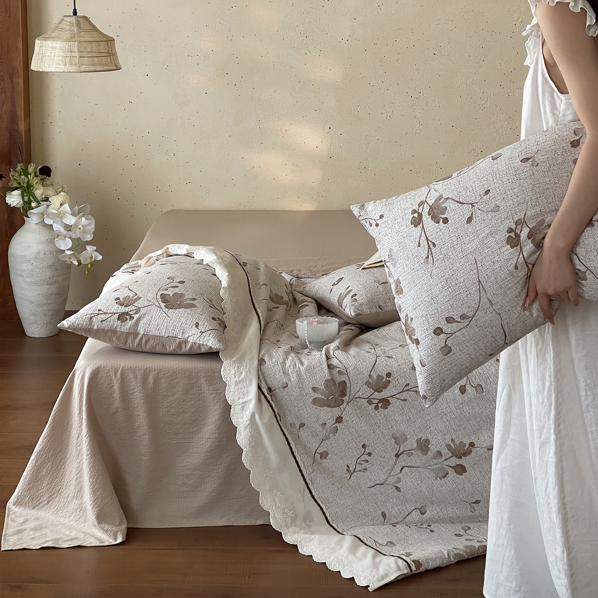 91家纺网 家纺一手货源 找家纺 一加一 2026新款花边素麻复古风大豆夏被夏凉被空调被四件套-素麻生活 草木疏影