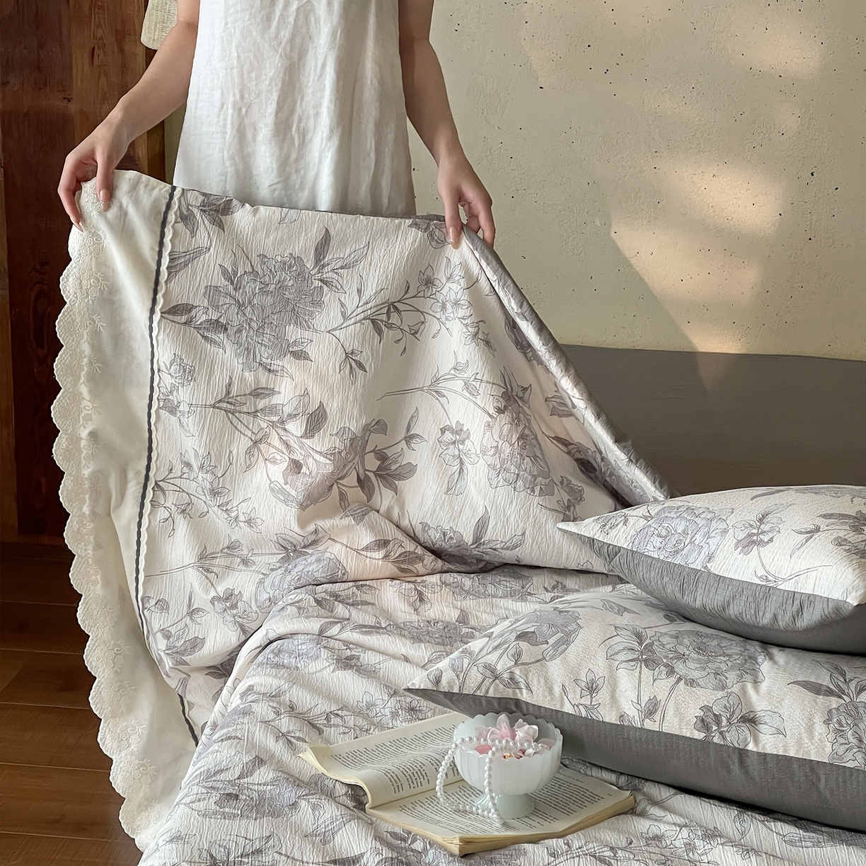 91家纺网 家纺一手货源 找家纺 一加一 2026新款花边素麻复古风大豆夏被夏凉被空调被四件套-素麻生活 烟影繁花