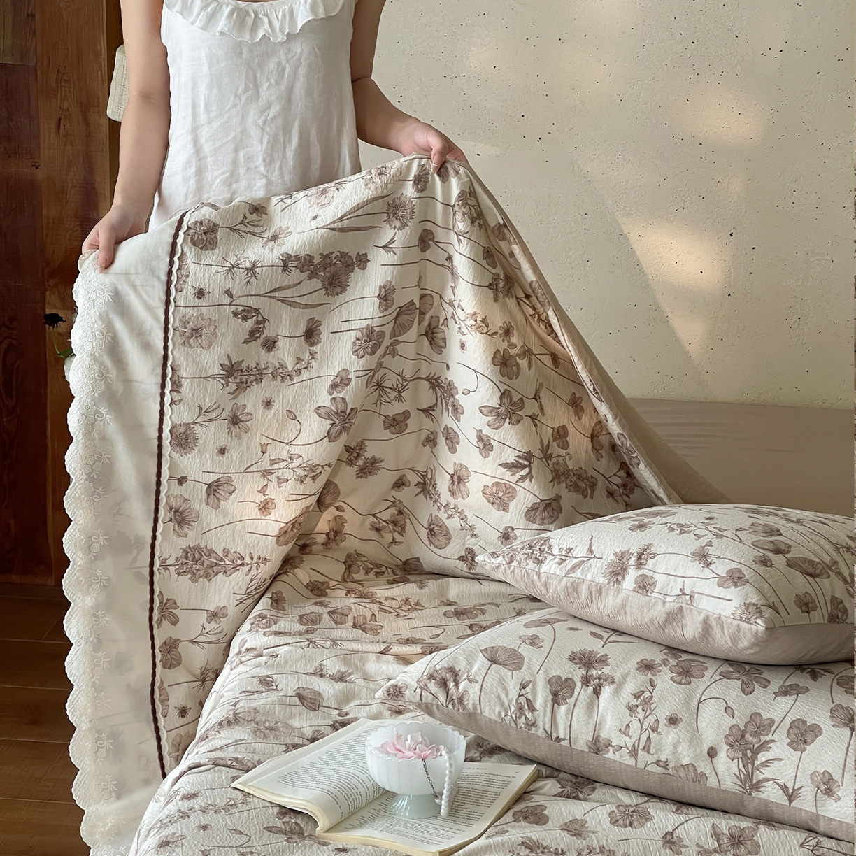 91家纺网 家纺一手货源 找家纺 一加一 2026新款花边素麻复古风大豆夏被夏凉被空调被四件套-素麻生活 林间雾语