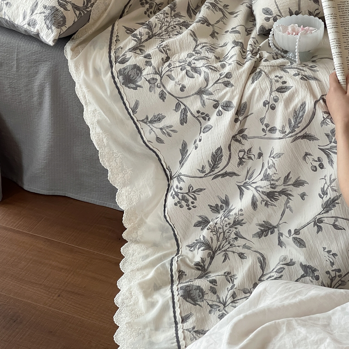 91家纺网 家纺一手货源 找家纺 一加一 2026新款花边素麻复古风大豆夏被夏凉被空调被四件套-素麻生活 灰枝集