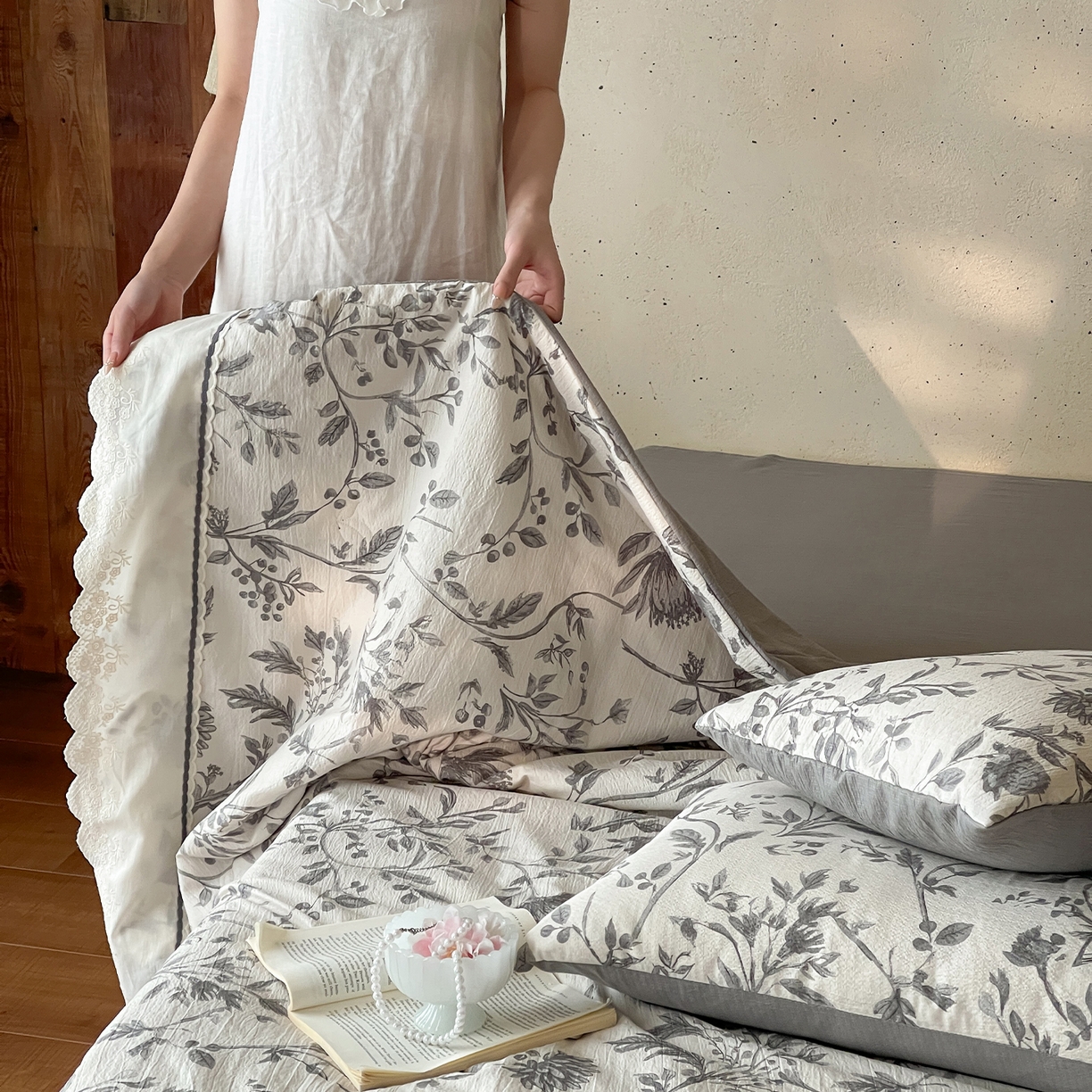 91家纺网 家纺一手货源 找家纺 一加一 2026新款花边素麻复古风大豆夏被夏凉被空调被四件套-素麻生活 灰枝集