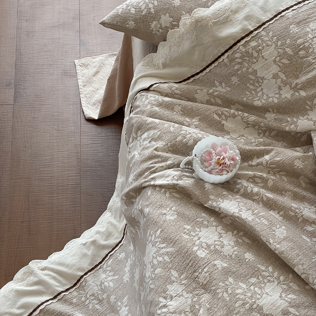 91家纺网 家纺一手货源 找家纺 一加一 2026新款花边素麻复古风大豆夏被夏凉被空调被四件套-素麻生活 云絮花影