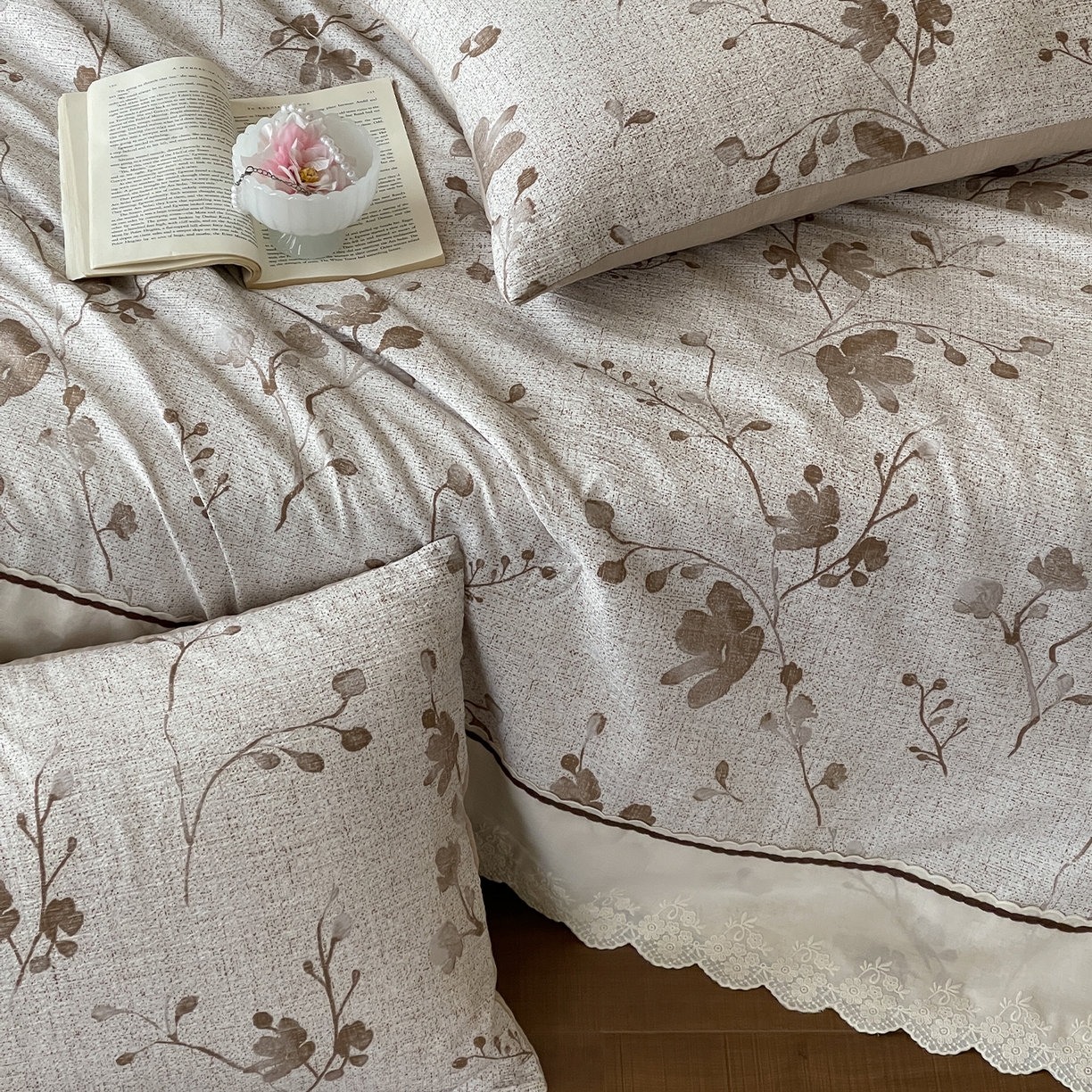 91家纺网 家纺一手货源 找家纺 一加一 2026新款花边素麻复古风大豆夏被夏凉被空调被四件套-素麻生活 草木疏影