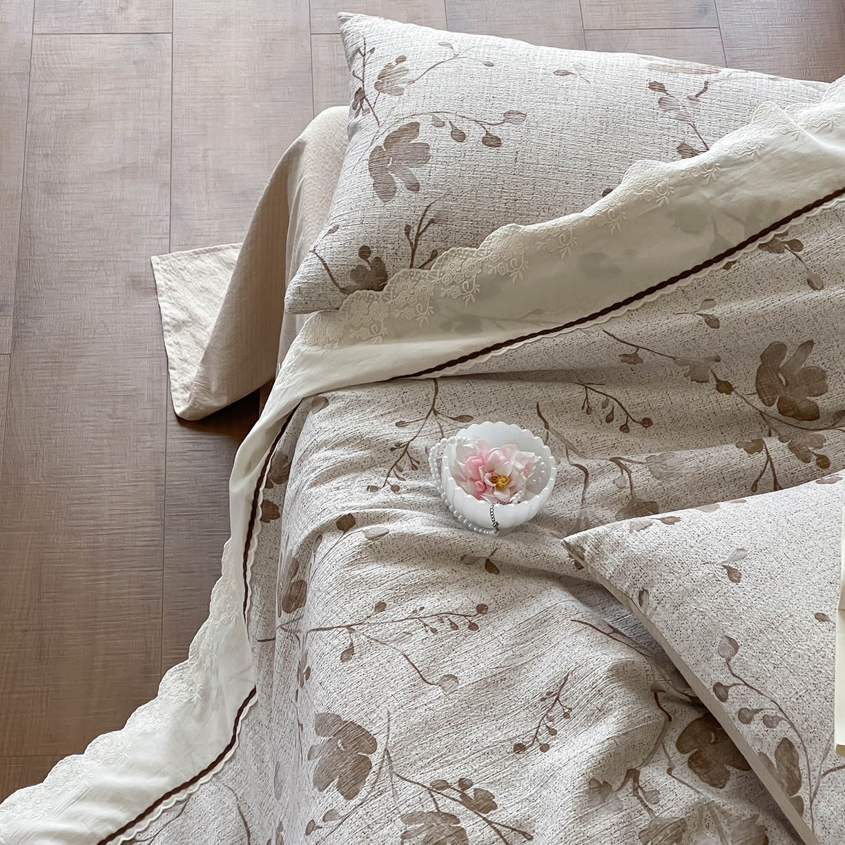 91家纺网 家纺一手货源 找家纺 一加一 2026新款花边素麻复古风大豆夏被夏凉被空调被四件套-素麻生活 草木疏影