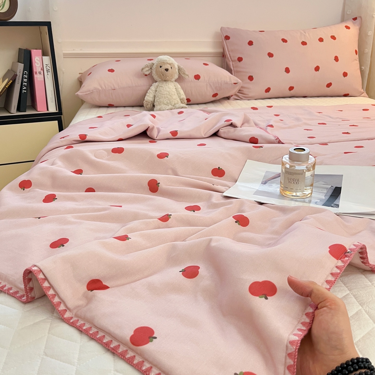 91家纺网 家纺一手货源 找家纺 一加一 2026新款全棉双层纱卡通毛巾绣大豆夏被夏凉被空调被-卡通生活 苹果小狗