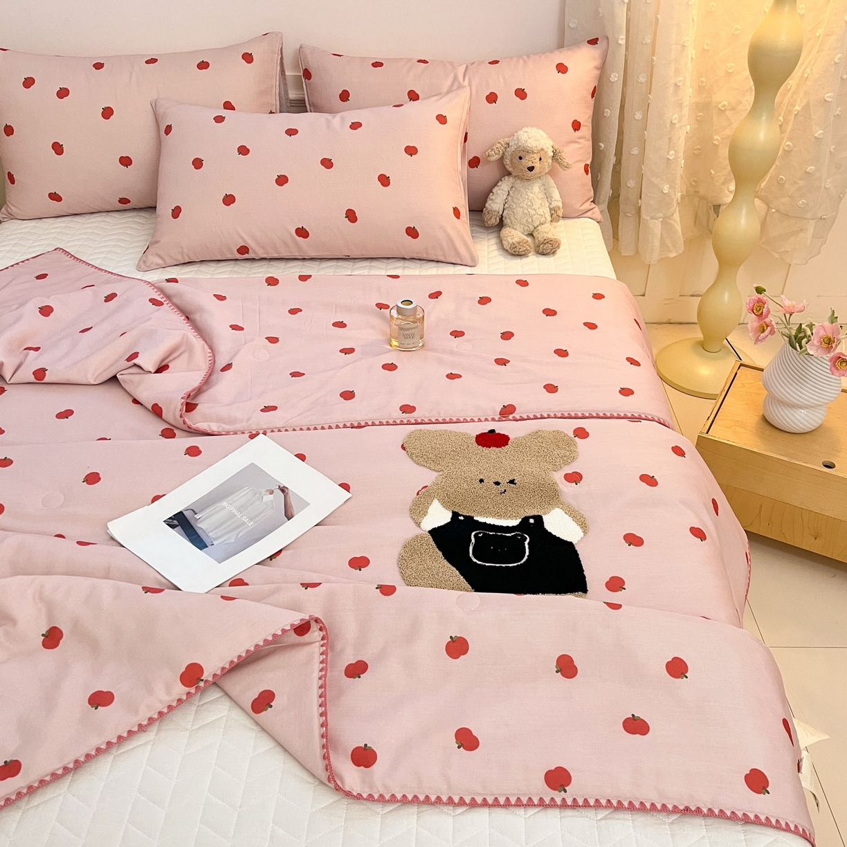 91家纺网 家纺一手货源 找家纺 一加一 2026新款全棉双层纱卡通毛巾绣大豆夏被夏凉被空调被-卡通生活 苹果小狗