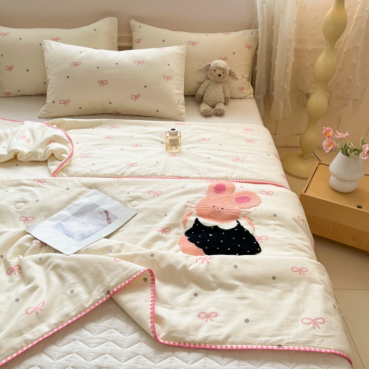 91家纺网 家纺一手货源 找家纺 一加一 2026新款全棉双层纱卡通毛巾绣大豆夏被夏凉被空调被-卡通生活 蝴蝶结小兔