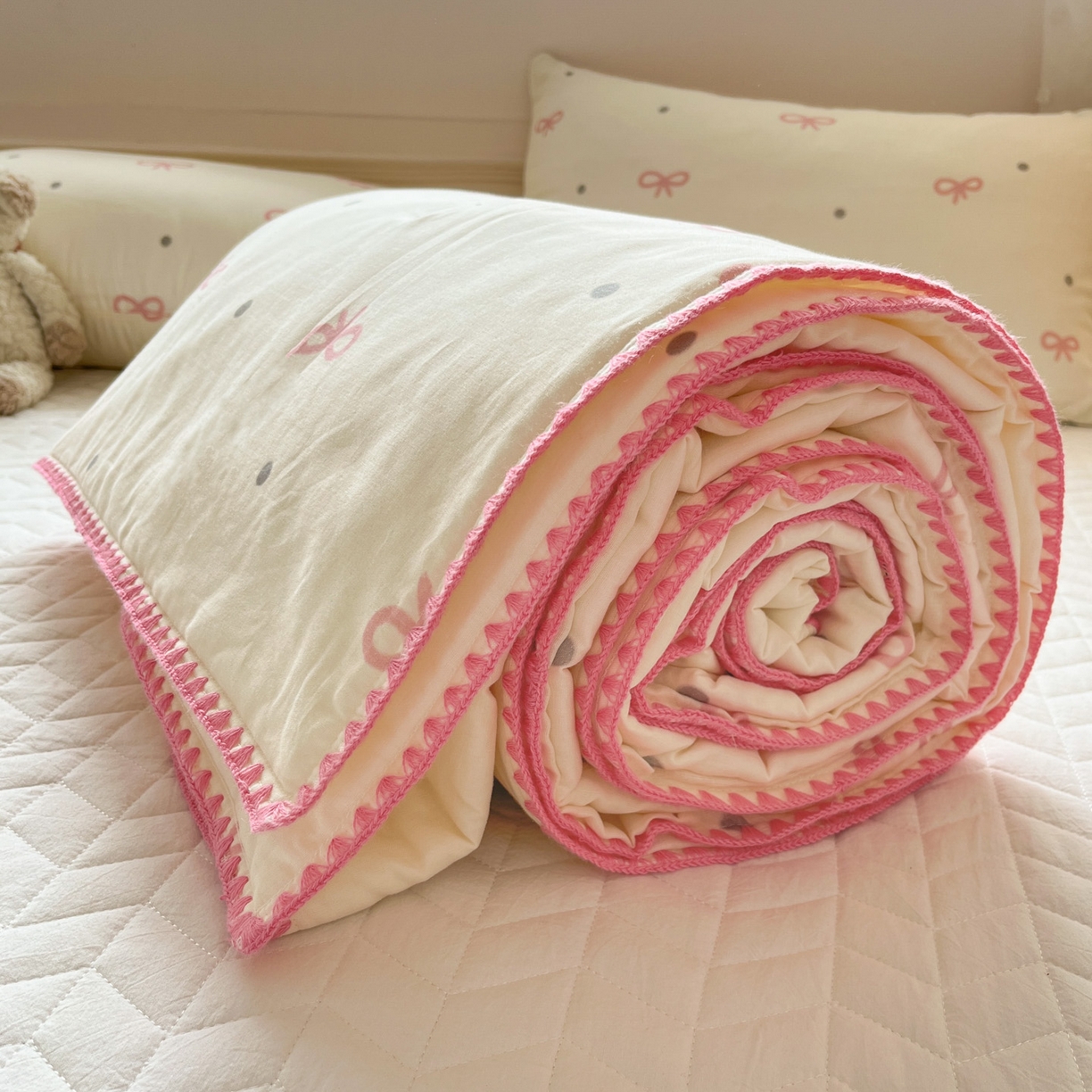 91家纺网 家纺一手货源 找家纺 一加一 2026新款全棉双层纱卡通毛巾绣大豆夏被夏凉被空调被-卡通生活 蝴蝶结小兔