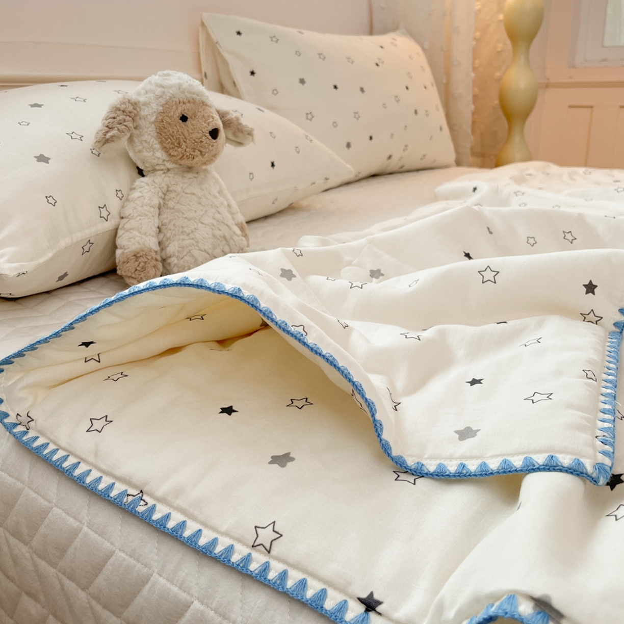 91家纺网 家纺一手货源 找家纺 一加一 2026新款全棉双层纱卡通毛巾绣大豆夏被夏凉被空调被-卡通生活 星星小兔