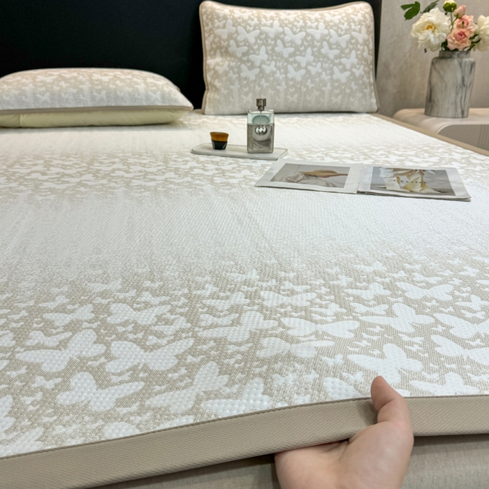 91家纺网 家纺一手货源 找家纺 伊人坊 2026新款A类550克凉感提花值过0.21冰豆豆家用凉席子三件套夏季---凉席款 花蝴蝶-咖