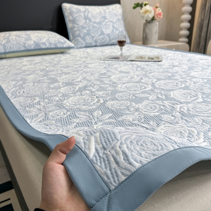 91家纺网 家纺一手货源 找家纺 伊人坊 2026新款A类550克凉感提花值过0.21冰豆豆家用凉席子三件套夏季---凉席款 玫瑰-蓝