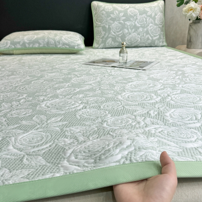 91家纺网 家纺一手货源 找家纺 伊人坊 2026新款A类550克凉感提花值过0.21冰豆豆家用凉席子三件套夏季---凉席款 玫瑰-绿