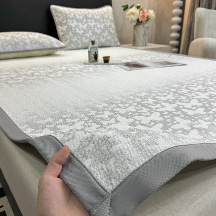 91家纺网 家纺一手货源 找家纺 伊人坊 2026新款A类550克凉感提花值过0.21冰豆豆家用凉席子三件套夏季---凉席款 花蝴蝶-灰