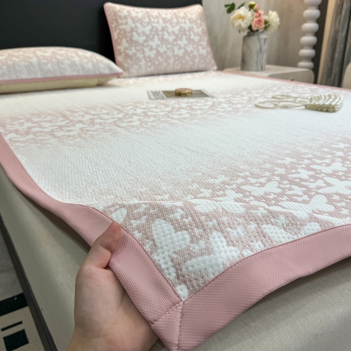 91家纺网 家纺一手货源 找家纺 伊人坊 2026新款A类550克凉感提花值过0.21冰豆豆家用凉席子三件套夏季---凉席款 花蝴蝶-粉