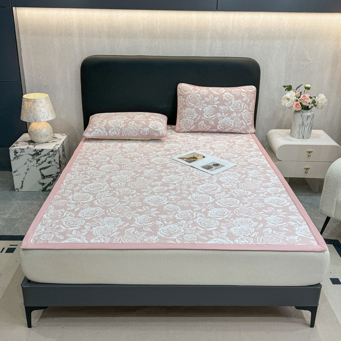 91家纺网 家纺一手货源 找家纺 伊人坊 2026新款A类550克凉感提花值过0.21冰豆豆家用凉席子三件套夏季---凉席款 玫瑰-粉