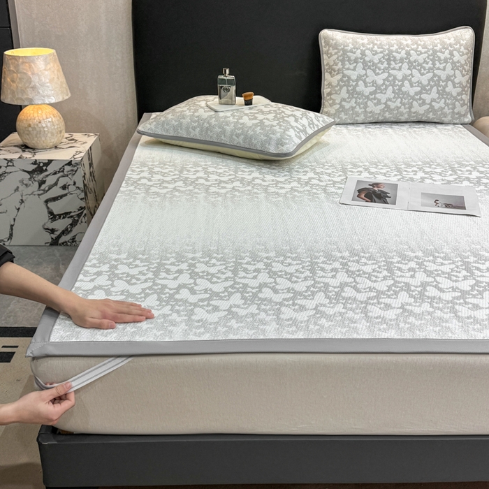 91家纺网 家纺一手货源 找家纺 伊人坊 2026新款A类550克凉感提花值过0.21冰豆豆家用凉席子三件套夏季---凉席款 花蝴蝶-灰