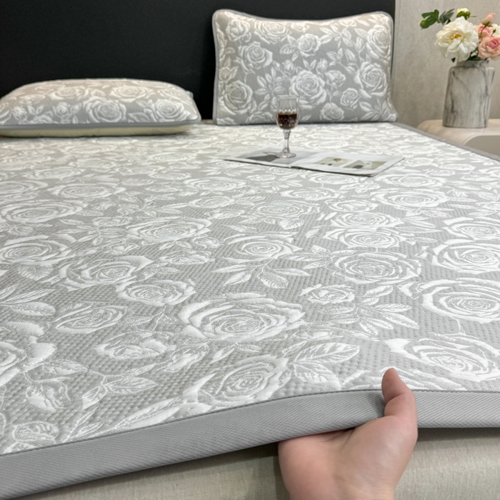 91家纺网 家纺一手货源 找家纺 伊人坊 2026新款A类550克凉感提花值过0.21冰豆豆家用凉席子三件套夏季---凉席款 玫瑰-灰