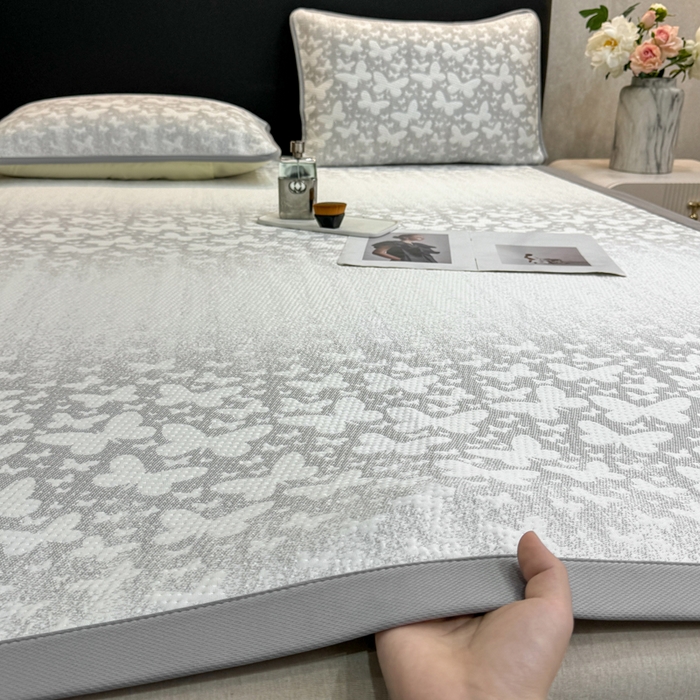 91家纺网 家纺一手货源 找家纺 伊人坊 2026新款A类550克凉感提花值过0.21冰豆豆家用凉席子三件套夏季---凉席款 花蝴蝶-灰