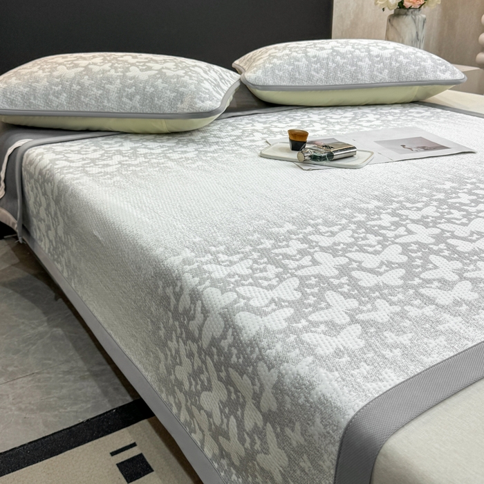 91家纺网 家纺一手货源 找家纺 伊人坊 2026新款A类550克凉感提花值过0.21冰豆豆家用凉席子三件套夏季---凉席款 花蝴蝶-灰